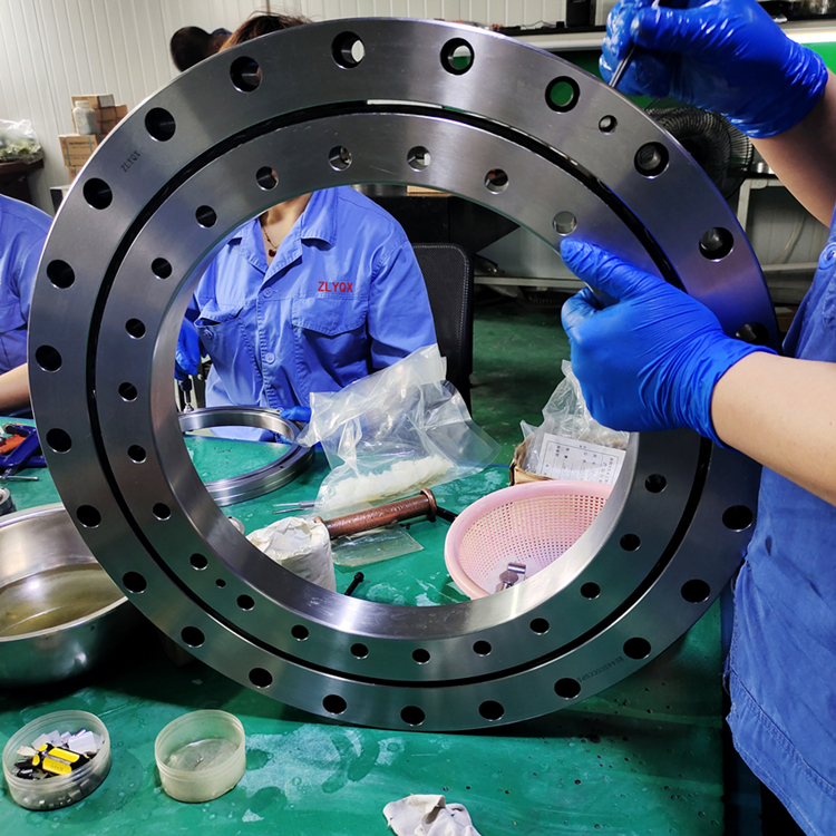 千協(xié)軸承：?jiǎn)T工在操作安裝交叉滾子軸承的要求